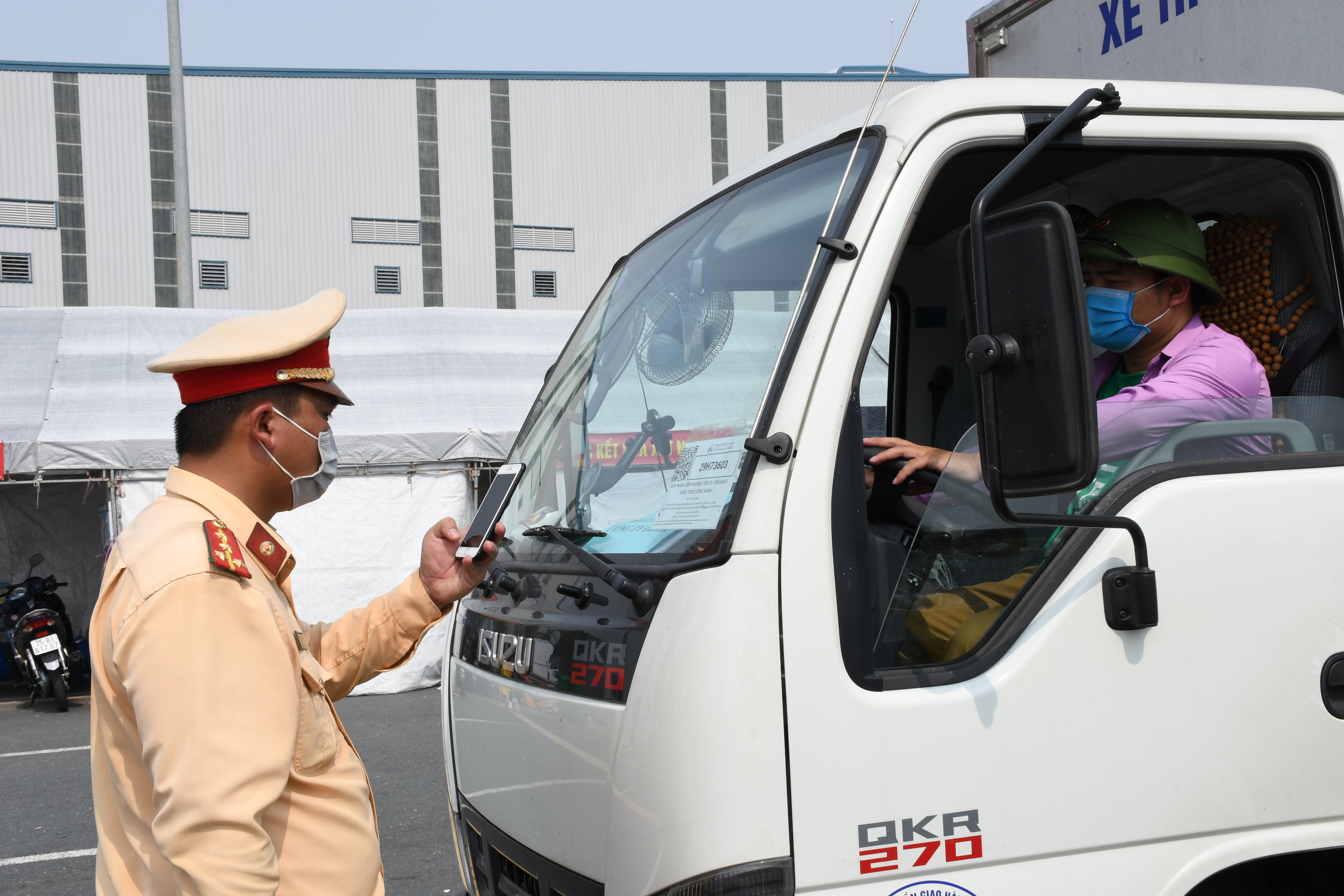 Tăng cường dùng thiết bị quét mã QR Code tại chốt kiểm soát dịch